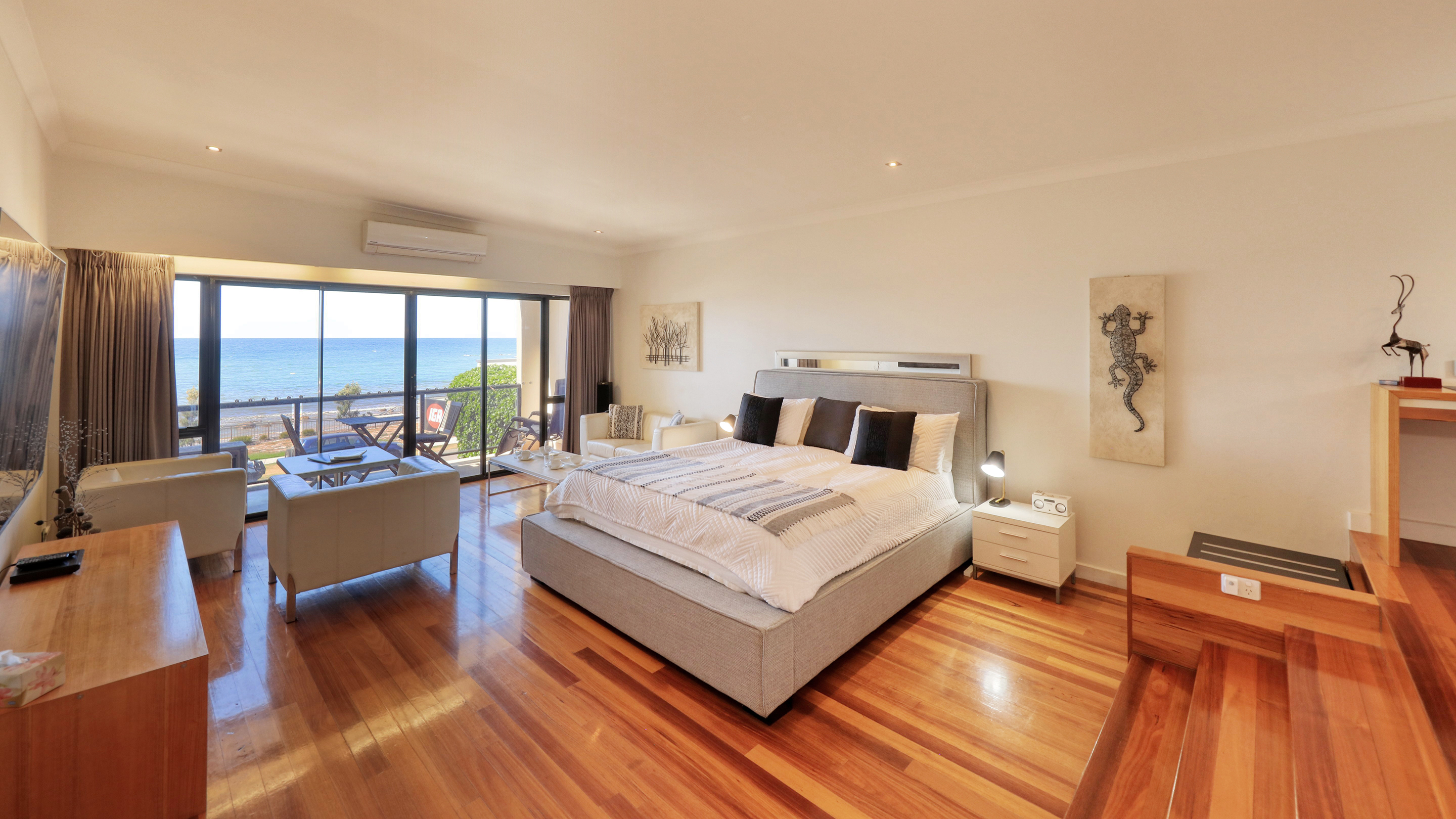Penthouse - The King Room with Spa and Sea Panorama Balcony - Image 1
